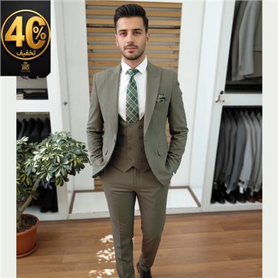 کت و شلوار زیتونی روشن مردانه سه‌تکه یقه سربالا تک‌دکمه با ژیله